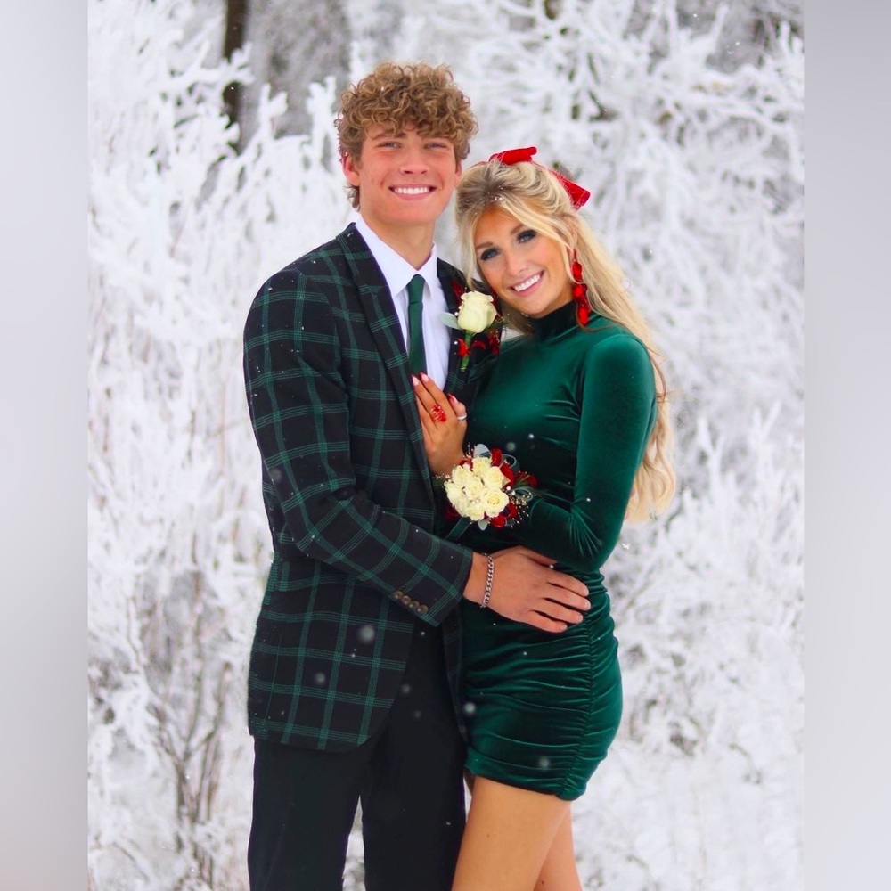 Velvet green short dress, long sleeve.